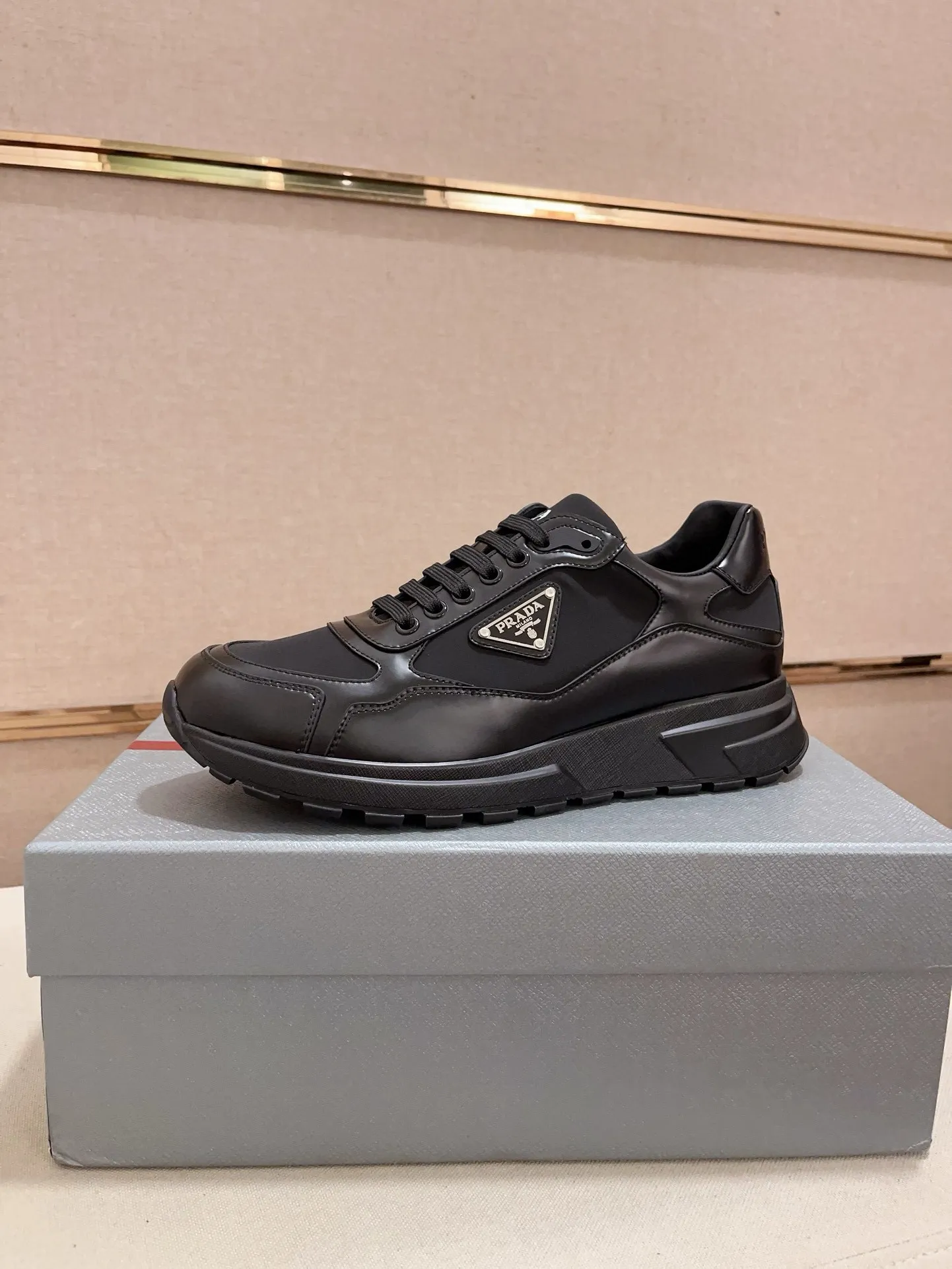 Men's Men's Shoes 💰 580💰 ✔️✔️✔️High-quality new PRADA (Prada) counters are launched simultaneously. The new men's shoes and 😘fabric are made of selected first-layer cowhide and technological glue-spraying technology. Lining: Full cowhide lining. 👍🏿High-end☄️Open-molded non-slip rubber outsole, exquisite lines, simple and elegant, comfortable and high-end for leisure travel. Code number: 38 to 44 (can be customized to 45, non-refundable!